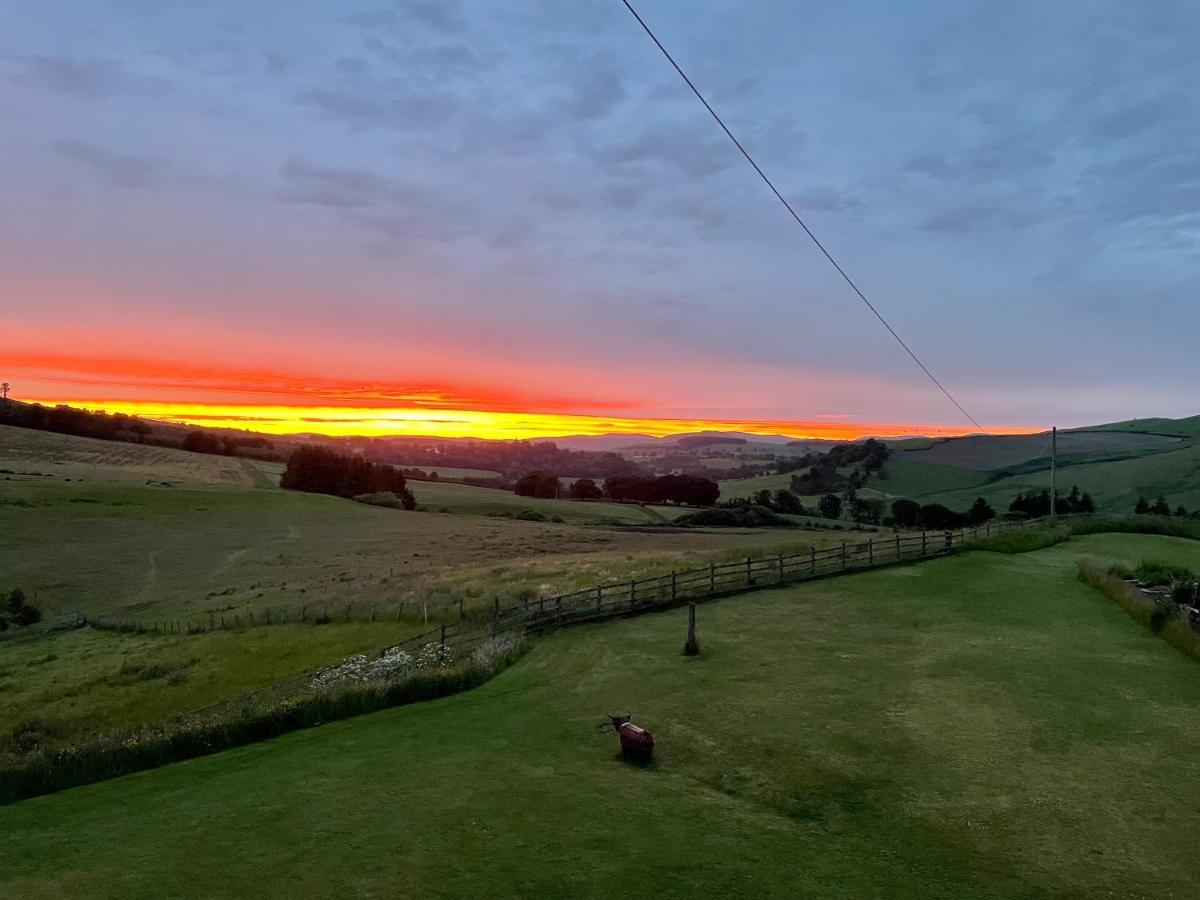 Ladyurd Farmhouse West Linton エクステリア 写真
